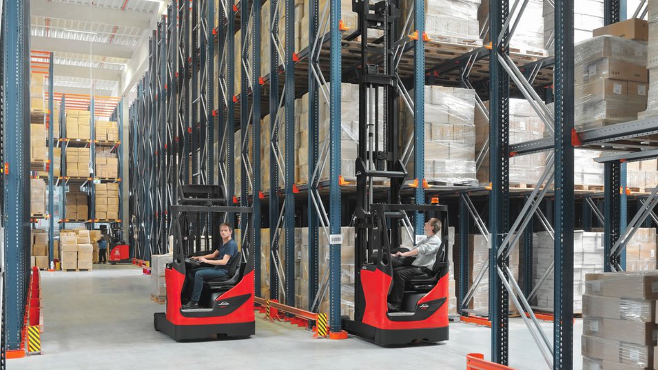 Benefits and Types of Narrow Aisle Forklifts for the Warehousing Industry